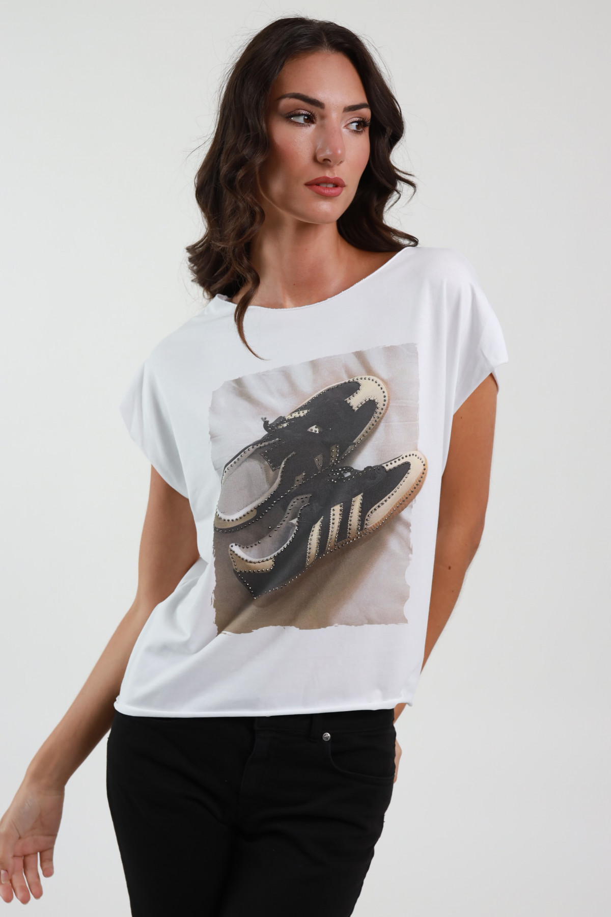 T-Shirt mit Sneakers-Print und Nieten