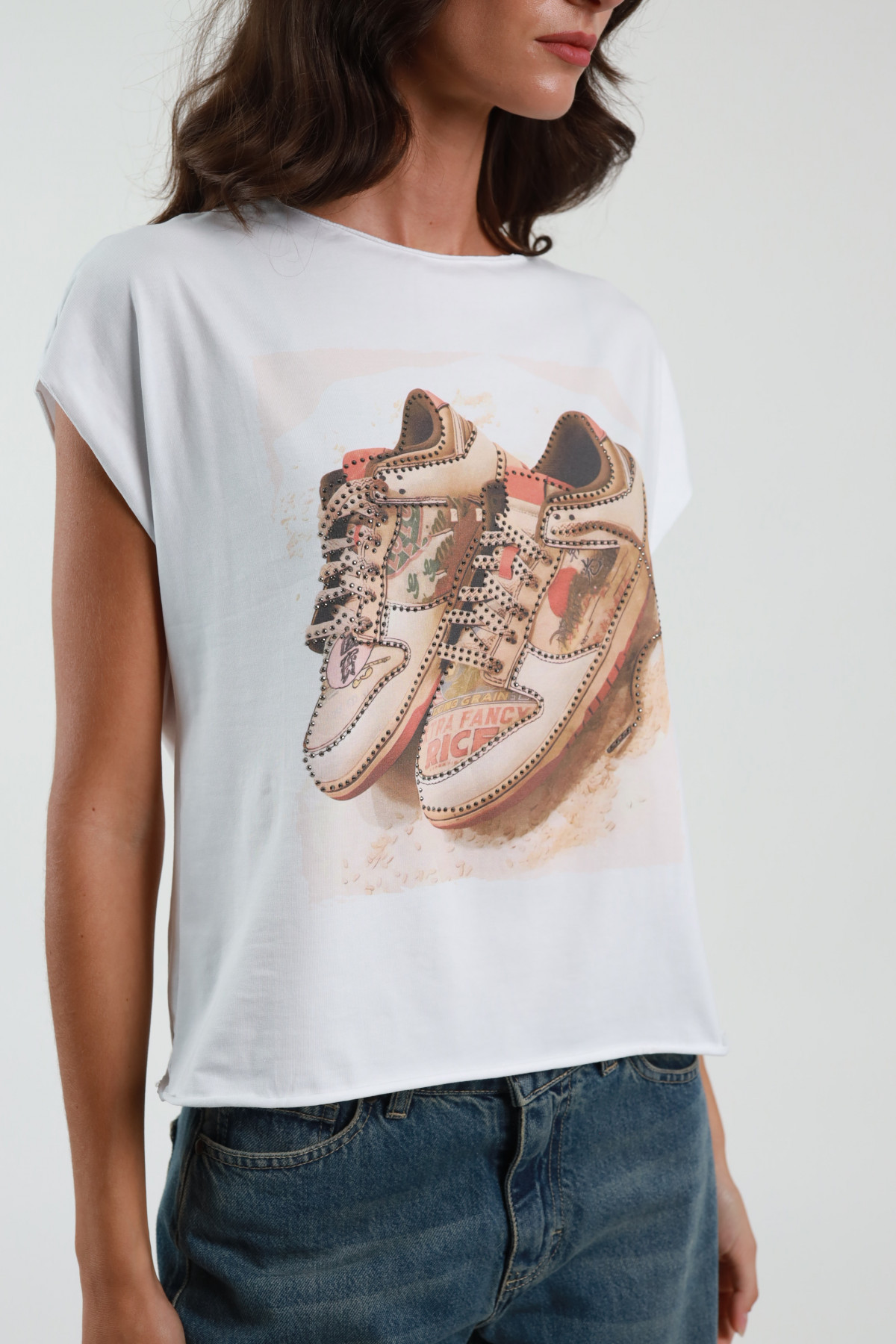 T-Shirt mit Sneakers-Print