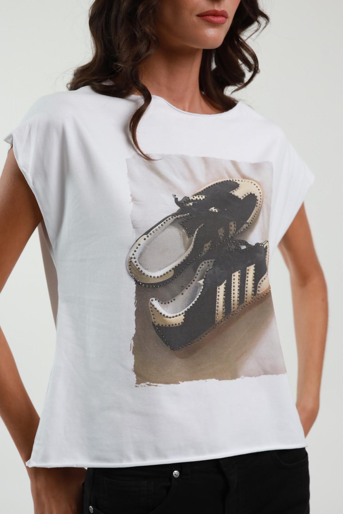 T-Shirt mit Sneakers-Print und Nieten