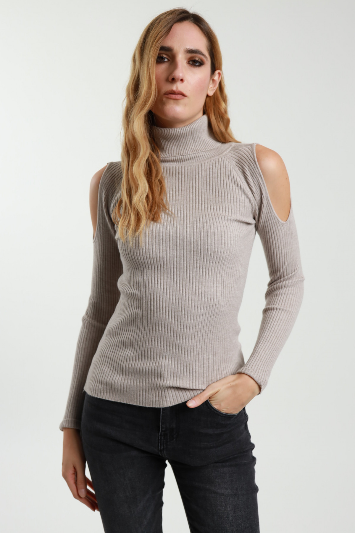 Ausgeschnittener Rollkragenpullover