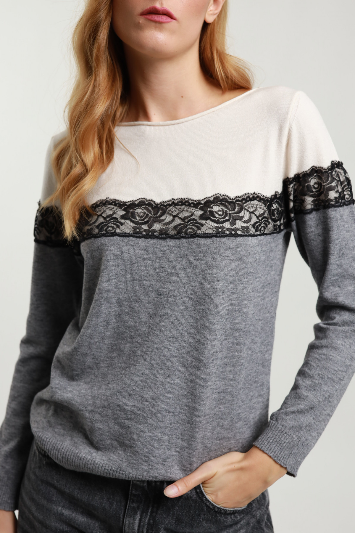 Zweifarbiger Pullover mit Spitze