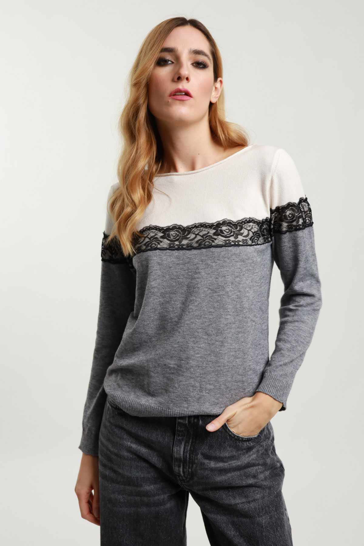 Zweifarbiger Pullover mit Spitze