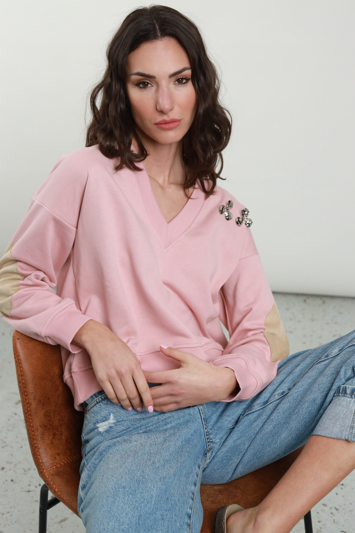 V -Neck Sweatshirt mit Strasssteinen