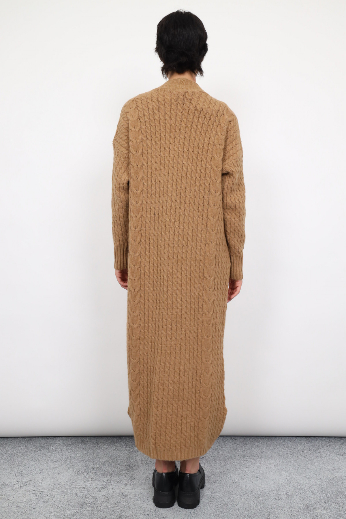 Lange Strickjacke mit Zöpfen