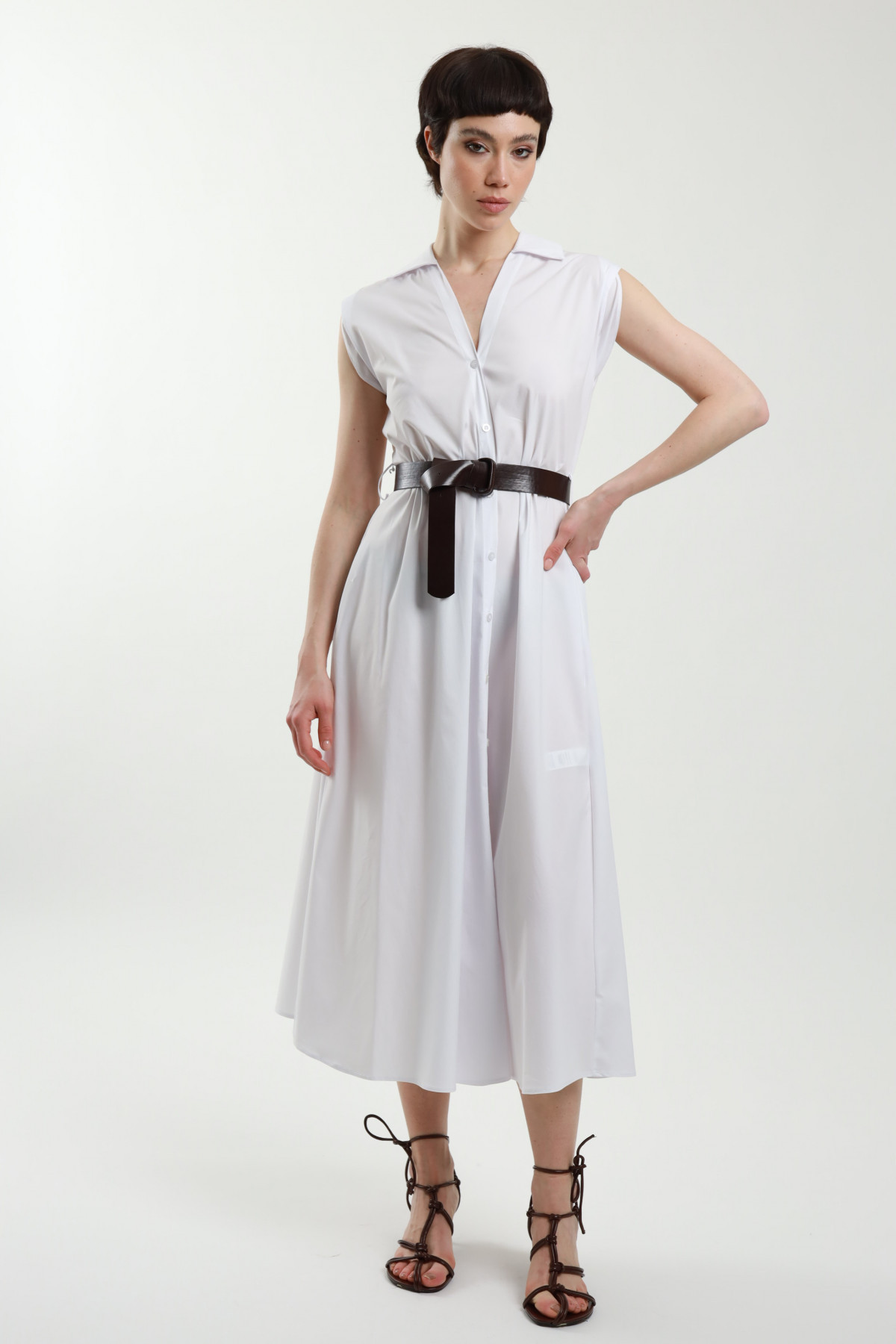 Sleeveless dress with belt