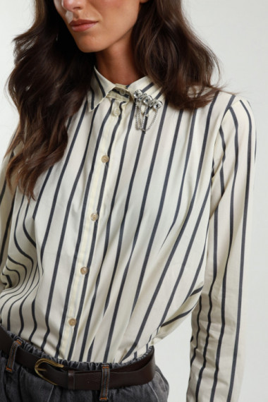 Brooch shirt