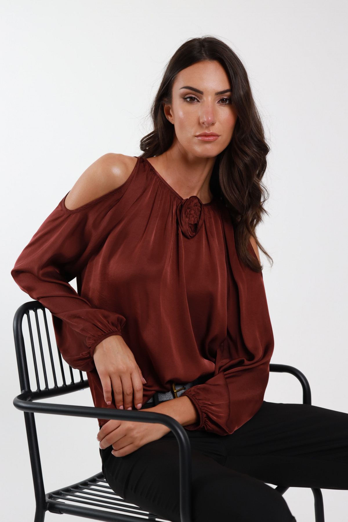 Blouse with slits on the shoulders