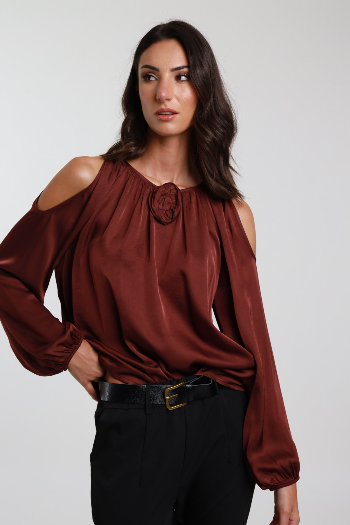 Blouse with slits on the shoulders