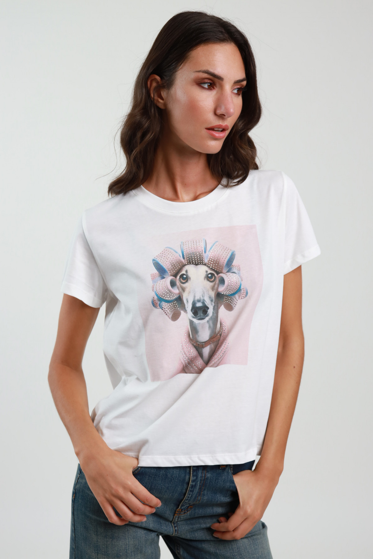 Hunde-T-Shirt mit Lockenwicklern